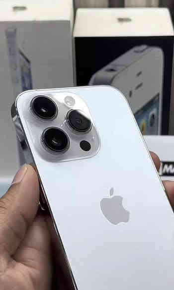 السلام عليكم 14 ابرو ماكس ذاكرة 256                      نموذج m   لونه ابيض بطارية بدلته جديده وصرفه كلش حلو 
الشاشه امبدلة نوعيه حلوه من ألوانها ولمسها 
كلشي مكفول غير الي ذكرتة 
رقمي ***********
سعر560 الف 
نجف مكاني
