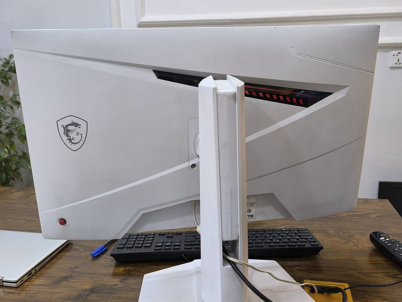 السلام عليكم 
للبيع شاشة msi 4K UHD
استخدام شهر 
مواصفات 
هذه شاشة ألعاب MSI MAG 274URFW ذات تصميم أبيض وحجم 27 بوصة.تتميز بدقة 4K UHD (3840x2160) ومعدل تحديث 160Hz لتقديم صور سلسة وتفاصيل دقيقة.تستخدم لوحة Rapid IPS مع زمن استجابة سريع يبلغ 0.5 مللي ثانية (GtG) لتجربة ألعاب فائقة السرعة.تدعم تقنية VESA DisplayHDR 400 لتحسين التباين والألوان، وتأتي مع حامل قابل للتعديل.
للاستفسار الاتصال 
***********
***********
