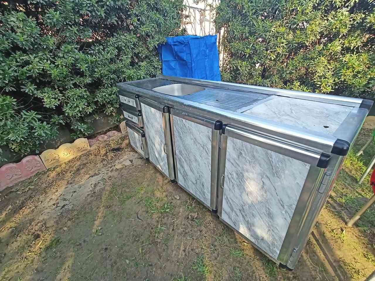 كاونتر ألمنيوم 2 متر مع سنك
للبيع 100 الف
 مكان الموصل حي التأميم 
***********
***********
