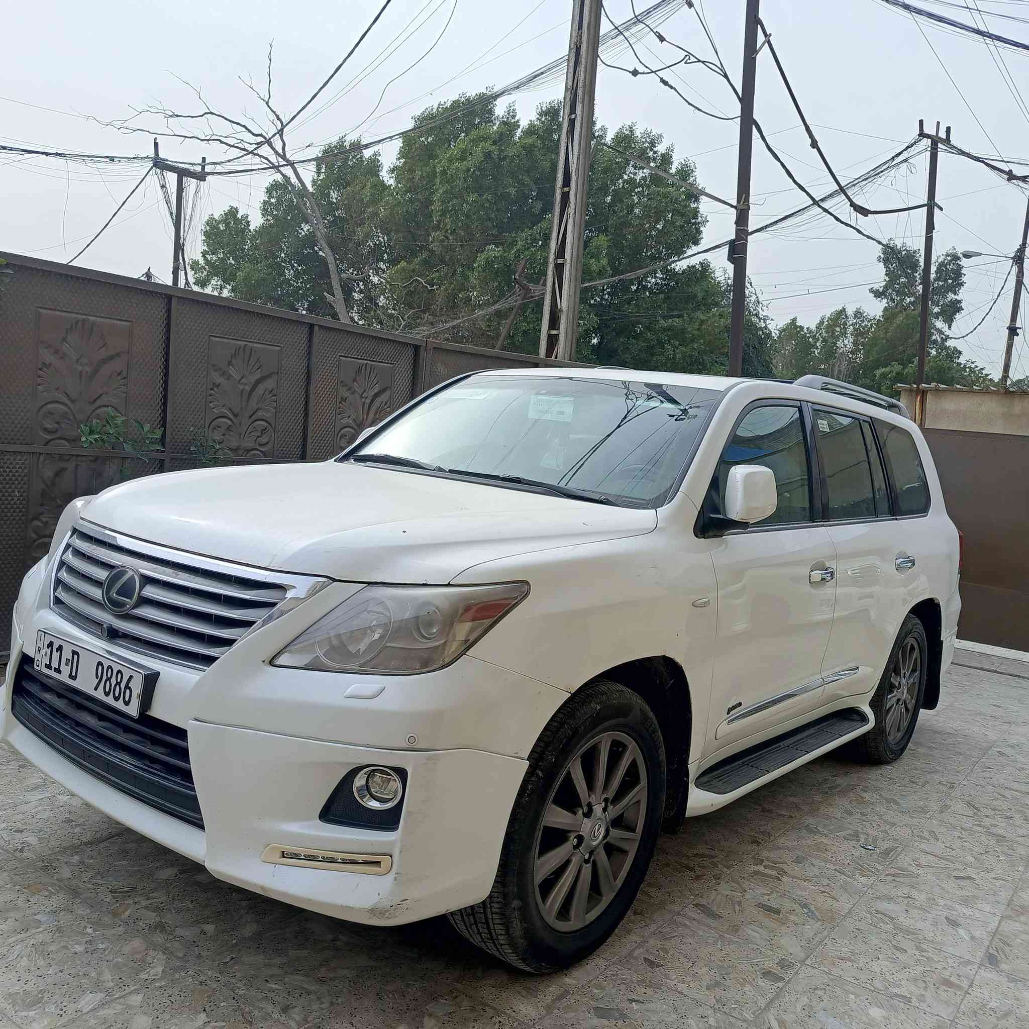 سلام عليكم 
سياره لكزز موديل 2011

فول مواصفات 
 حساسات أمامي وخلفي 
8 سلندر كير ومحرك كفاله 
صدر امامي خلفي جديد 
جكات باب خلفي كهرباء 
مري شفط 5 بصمات 
7 راكب 3 قطع تبريد 
رادار أمامي وخلفي 
رقم بغداد الدولي كشنات جلد كشنات 
تبريد و تدفئة  كشنات كهرباء 
مكان السيارة بغداد 
رقم***********
مكفوله بيها بس حافد البنيد صبغ على كد شبر لباقي كفالة
