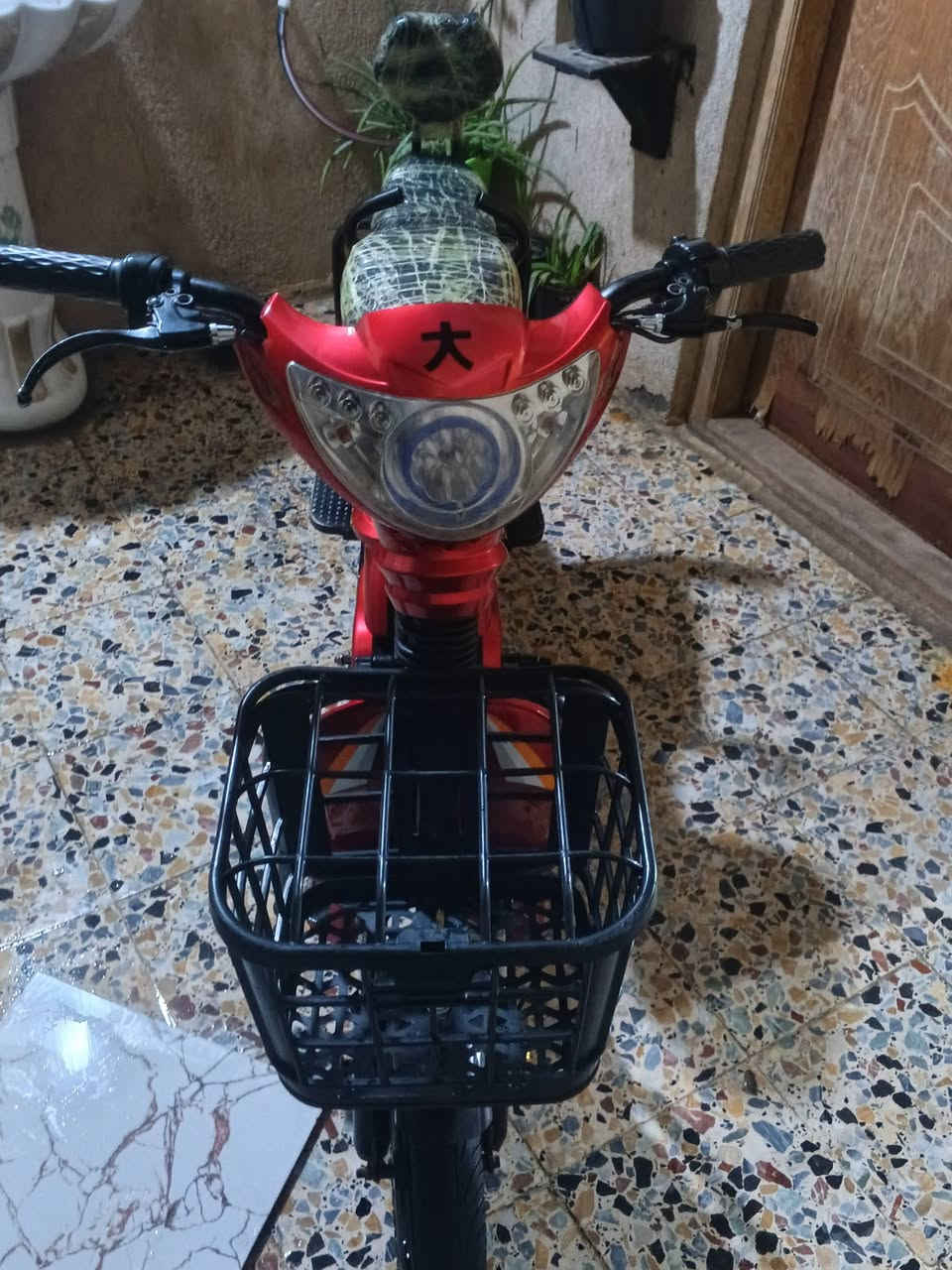 السلام عليكم دراجه شحن للبيع الدراجه نضيفه كلش اربع بطاريات وتشغيل بصمه وسويج سرعه 50 حقيقي وبيه 3 نمر الدراجه كلشي شغال بيه السعر 250 وبيها مجال المكان البصره.. الرقم ***********
