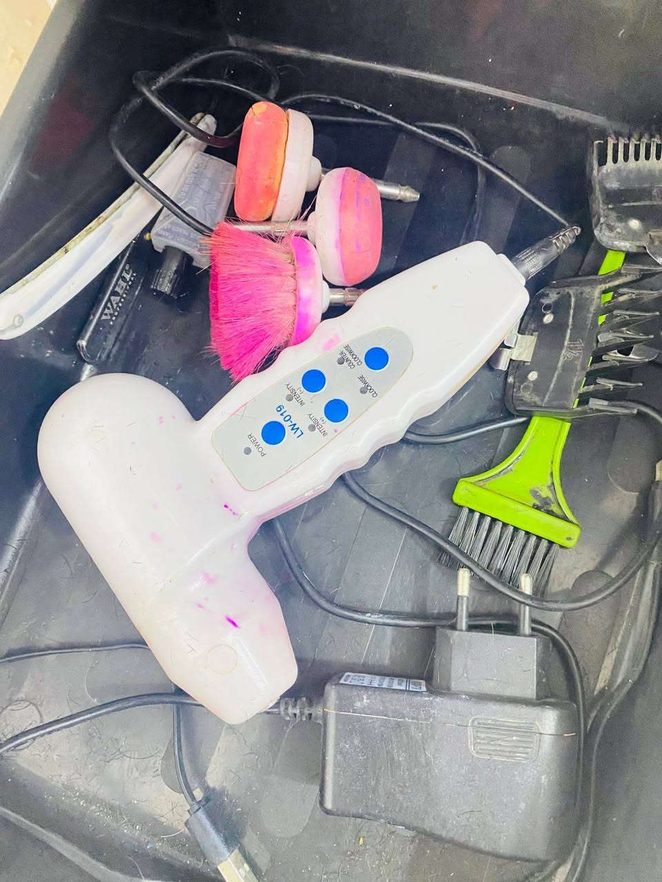 السلام عليكم غراض محل حلاقه للبيع
***********
