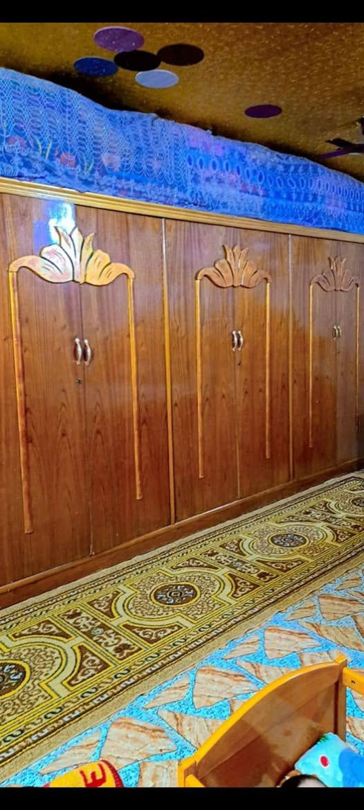 غرفة اخشاب مستعمله اخو الجديد للبيع السعر 200 وبيه مجال
***********
