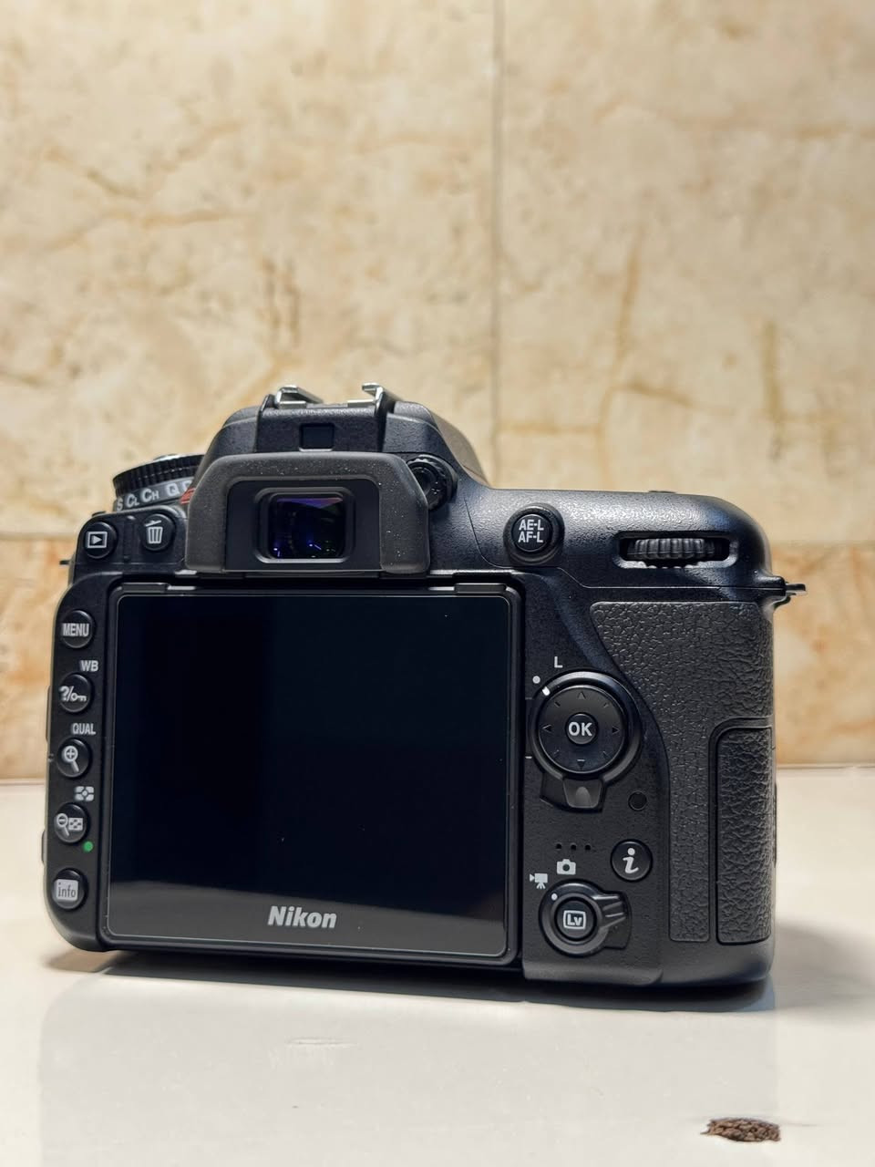 كامره نيكون D7500اخت الجديده 
للبيع
ملحقاته كامله حته كارتونه 
العنوان بصره ماكو توصيل رقمي ***********
