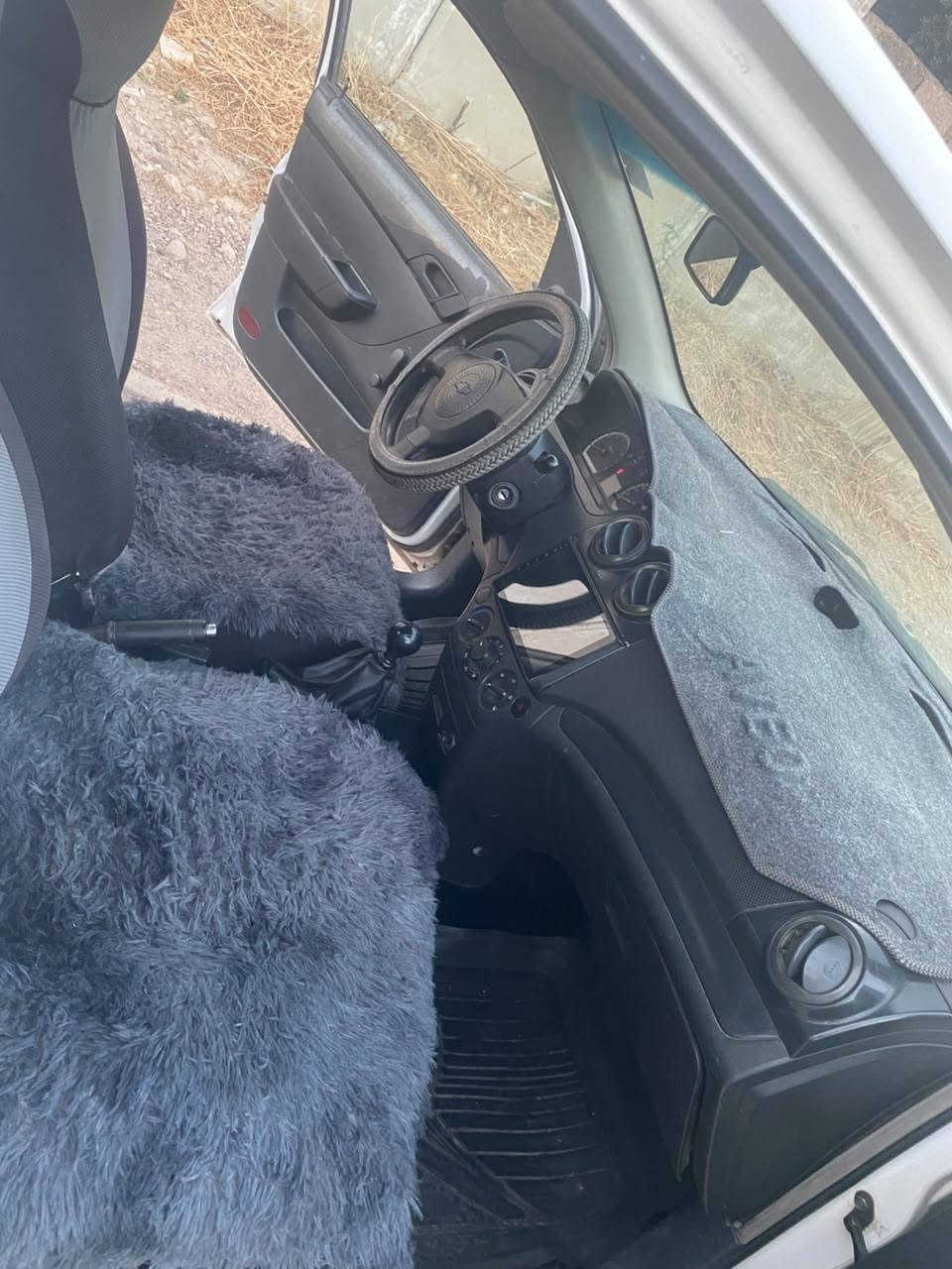 السلام عليكم افيو موديل ٢٠٠٧ سياره مال بيت حيل جديده كوبون بانزين طخم الكدام والوره جديد تايرات جديده كير مكينه شرط وشرط التحويل صبغ مابيها ولا طخا سياره نضيفه وارد كوري رقم نينوى وشرط.التحويل السعر ٧٣ وبيها مجال /***********
