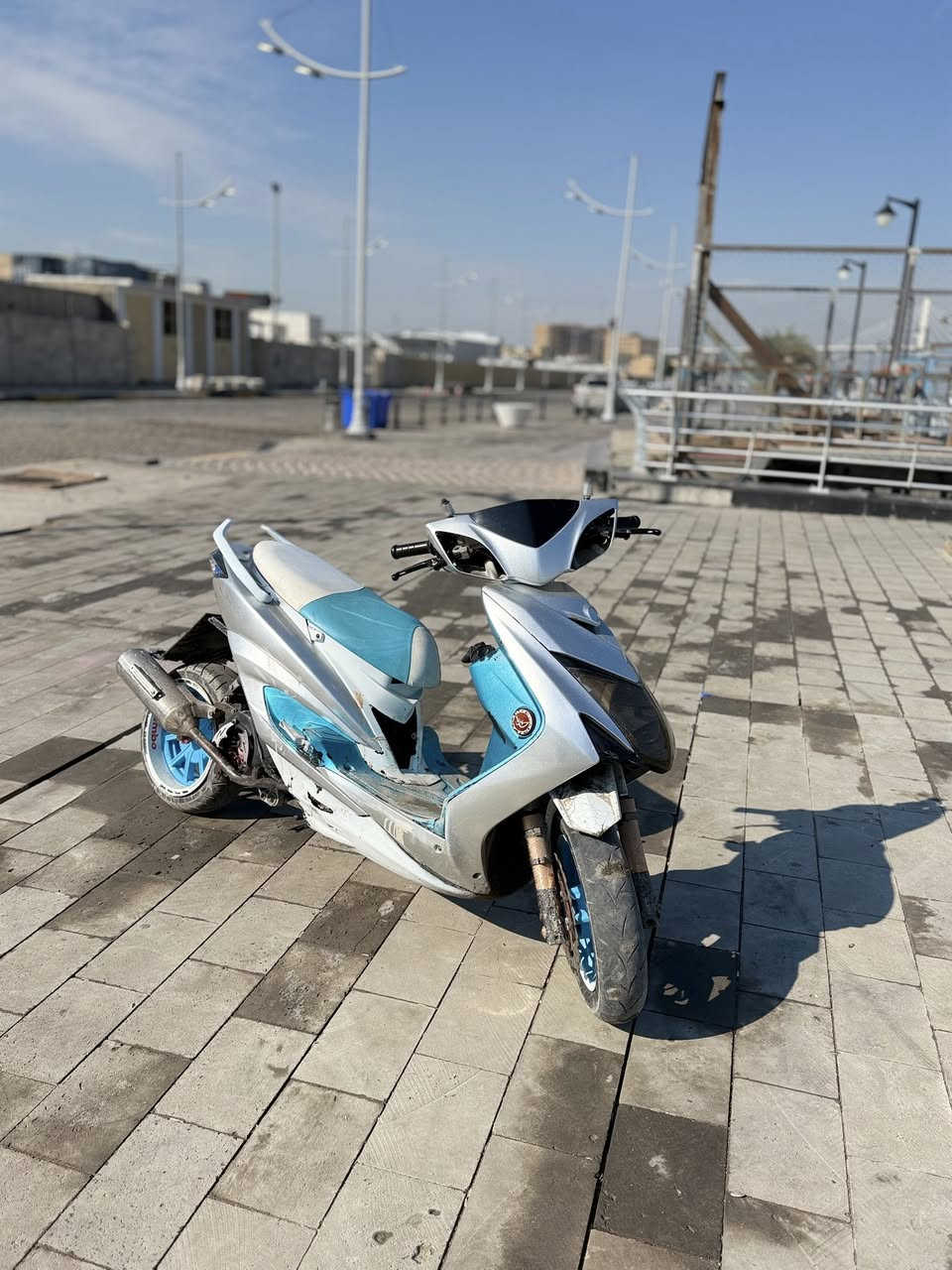 السلام عليكم 
سكنس لد حديث
موديل 2015
الدراجه مزوعه تزويد 
صدر كامل رياضي 
فج رياضي 
صينه رياضي 
لايت زنون 
شوته رياضي 
سلف رياضي 
دوشمه كشن نفس لون دراجه 
ستان صفح رياضي posh
كزوز بوري عدل 
ويل خلفي رياضي
دارجه شلعه ومعدل تشك الكاع 
الدراجه كامله مابيه آჂ̤ نقص
عينه ولايت شغالات كامله ع اخر حبه 
حساس كزوز 
دراجه ستوني مسويله ادامه الله شاهد 
نوزل وفيتم وبلك 
جيك انجن طافي مابيه شي نقصه ولا مبرمجة ومطفي جيك انجن 
العنوان البصره الجزائر 
الرقم ***********
