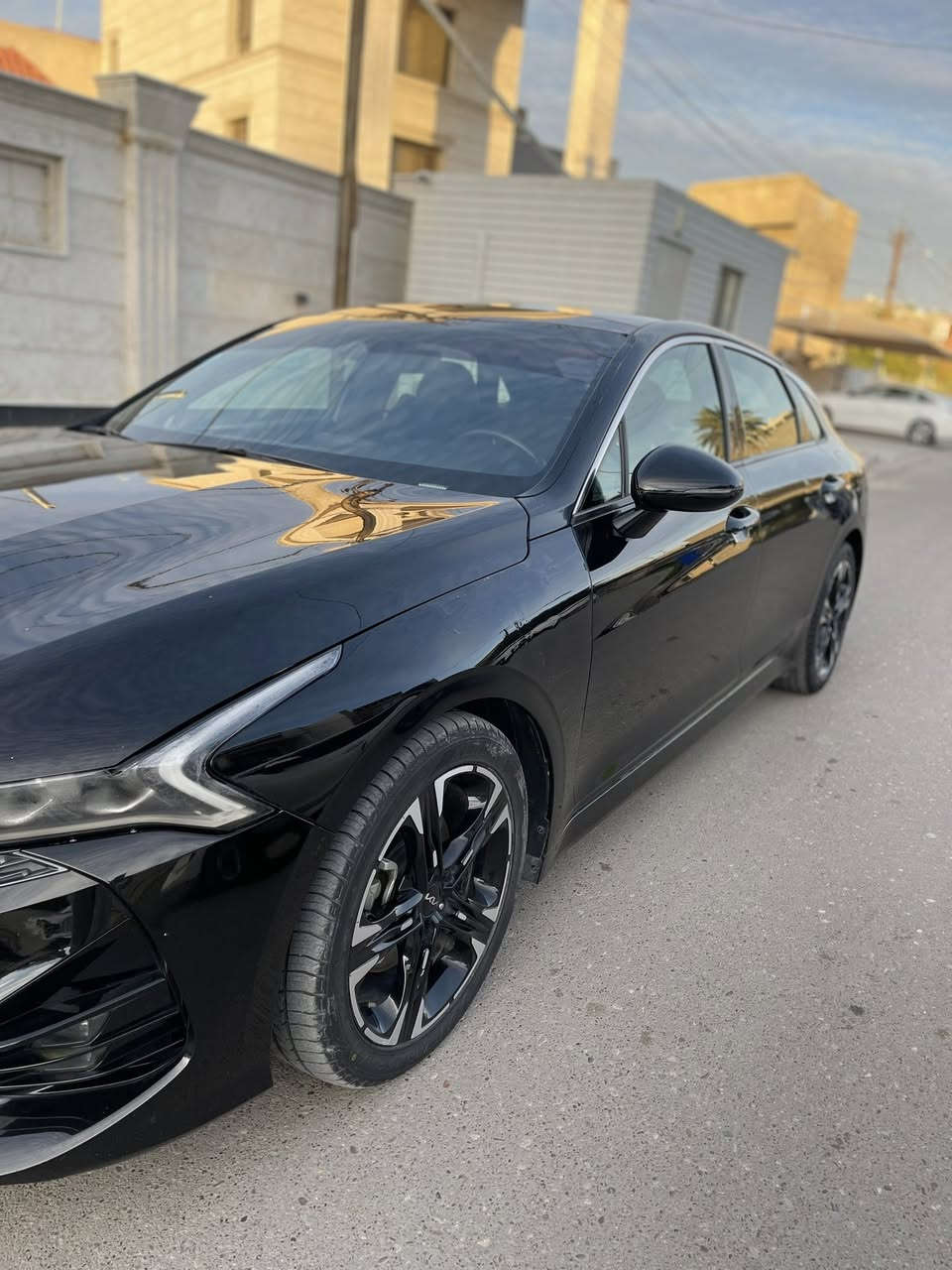 السلام عليكم 
كيا كي فايف 
موديل ٢٢ 
جيتي لاين فول 
بنورما 
تشغيل عند بعد 
كشنات جلد 
داخل لد لمس 
بجم بقلاوة 
بك لايت متصل لد 
اتو هولد 
رادار امامي 
رادار خلفي 
نقطة عمياء 
تبريد بيانو
شاشة كار بلي 
دركةD
كشنات مختم جيتي لاين 
بصمة 
جنطة بصمة 
رقم بغداد بسمي 
حادثهاا بنيد مصبوغ 
وبيهاا بارد 
بدون دواخل وبدون ايرباك السيارة 
ماشية 35 الف 
مكينة وكير مكفولة 
حدادية جديدة
تبريد تدفئة جديد 
تايرات جدد 
سنوية جديدة 
رقم دولي 
ترهم مراوس 
مكاني بغداد حي الجامعة 
***********
