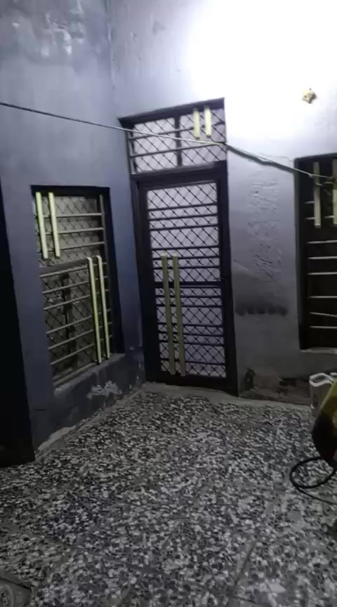 بيت للبيع 95 متر طابقين العسكري مدارس قرب الادله الجناىيه تلث غرف نوم وصالتين ومطبخ واستقبال مرهون ٢٧ مليون تريد ايفرغه الرهان تريد اتخلي بكيف المشتري  للاتصال على الرقم ***********
