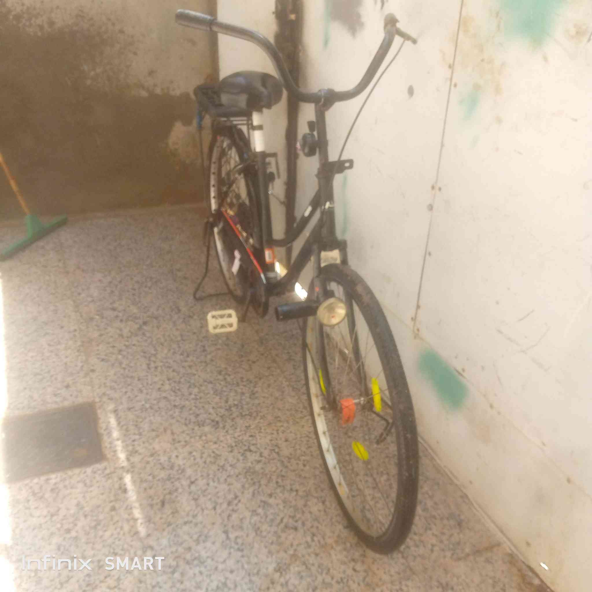 السلام عليكم بايسكل سياحي للبيع حجم 26  السعر 75 وبي مجال مكان البصره التنومه شط العرب ***********
