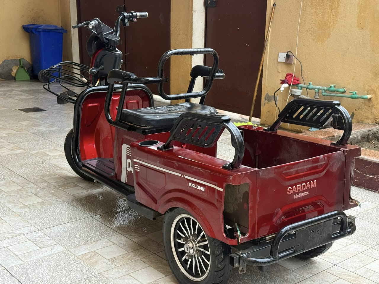 السلام  عليكم  دراجه شحن للبيع  ال لون احمر سرعه 50 ثلاث نمر بطاريات خمسه دبل نضيفات مبدل جديد نظام بك رجوع للخلف العنوان موصل حي الكرامه قرب محطه تاج نينوى.       رقم التلفون ***********
