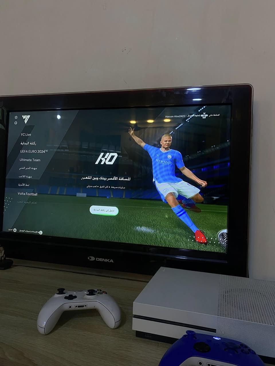 متوفر x box one s 
اللون ابيض 
واحد تيرا 1T 
اثنين يدات اصليات بس وحده بيها درفت 
Fifa 24 مملوكة
السعر ٢٠٠ وبي مجال للشراي 
( الشعلة - السلاميات )
*********** او التواصل ع خاص
