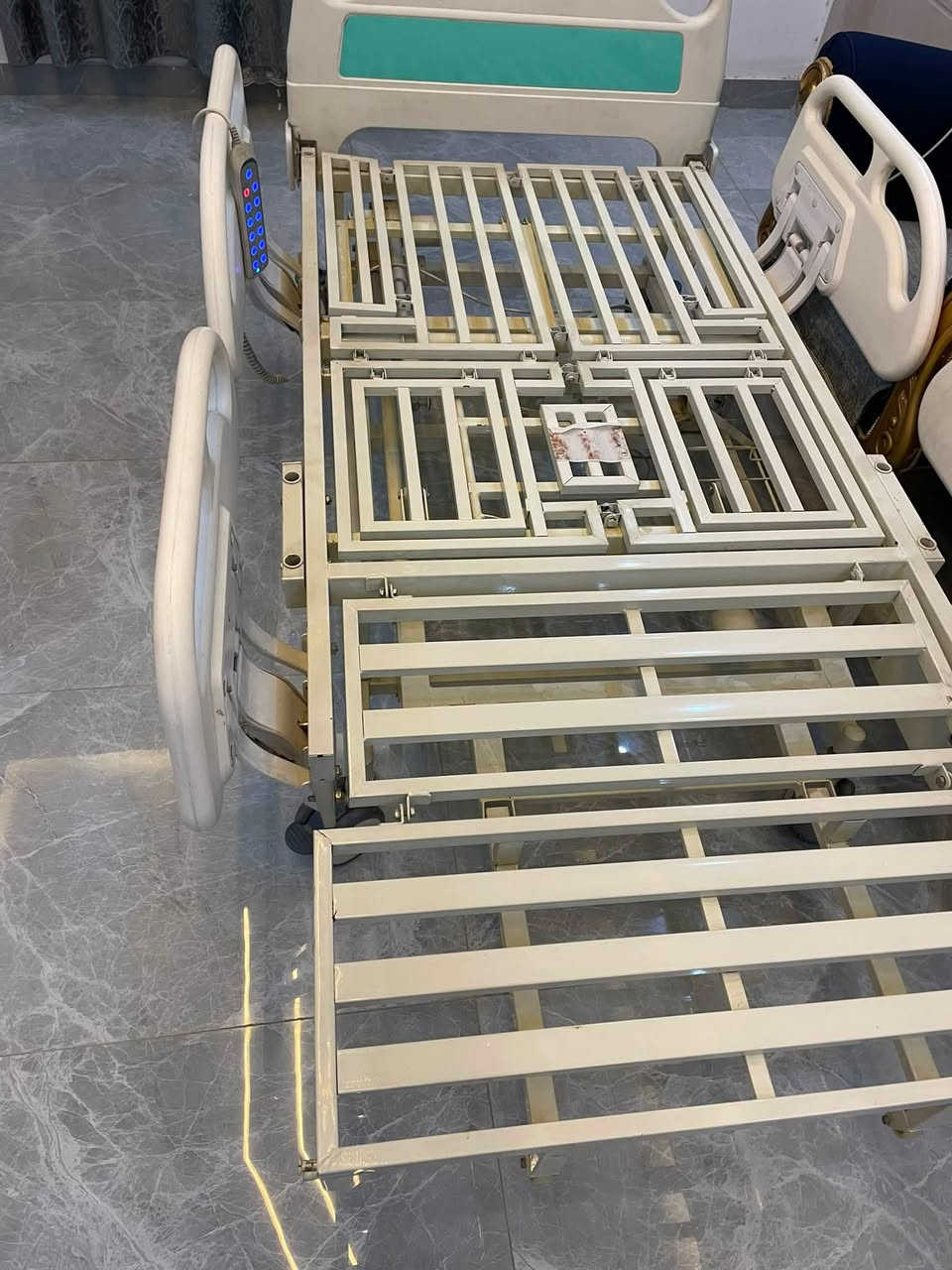 سلام عليكم سرير طبي خمس حركات السعر 825 العنوان بغداد المحمودية الاتصال ع الرقم ***********
