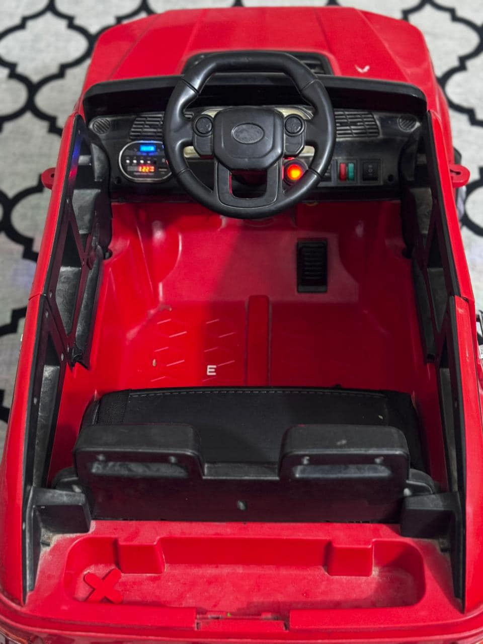 سيارة اطفال FORD سياره تمشي بك والى الامام  وياه شاحنه بيه هزاز اغاني هورن نظيفه سعره 150 بيه مجال قليل مكان حله شارع 80 ,,,,,,,,,, رقم ***********
