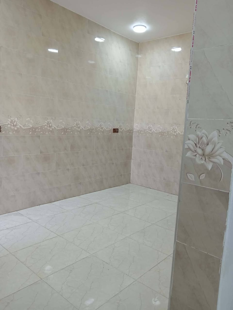 السلام عليكم
 بيت للأيجار مساحه ١٠٠ متر مربع غرفه صاله أستقبال مطبخ
 ماء كهرباء تبليط
 نهايه الجزء الثاني طابو زراعي بالتحرير الحولي محمد ليلى الاستفسار على الرقم  ***********
