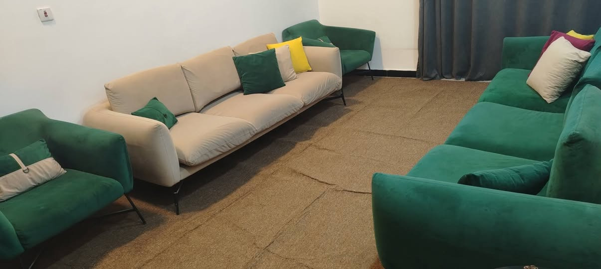 تخم نضيف 10مقاعد واسعه السعر 550 مكان حي الجهاد للاتصال ***********
