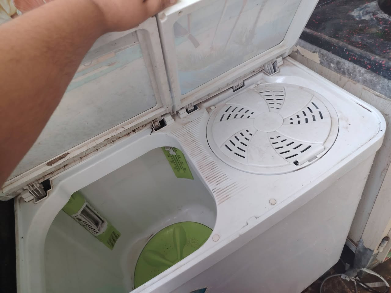 ثلاجه ناقصهه بس غاز ٥٠ الف
 وترجع تبرد طبيعي تخم خفيف  بس يدتين شويه خلع بيهن٥٠ الف 
مروحه ١٥وغساله شغاله كل شي مابيهه٧٠ الف
كاونتر مرمر ٦٠ الف 
عنواني الشعب الديوان توصيل ماعندي
واتس اب ***********
