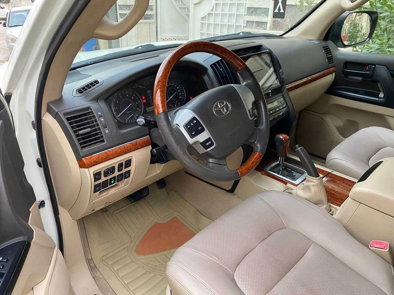 السلام عليكم لاندكروز  2012 ماشية 235 ألف بيها صبغ نصف الصندوق الخلفي للبيع ب 350$ مكانها بغداد الغدير ***********/  *********** بغداد, العراق
