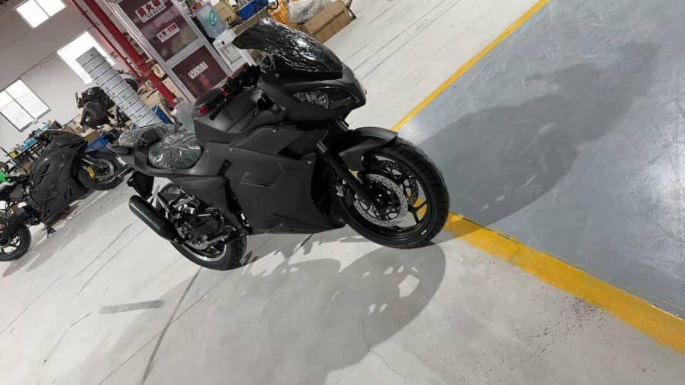 بطح شحن ملف ٣٠٠٠ بطارية ٤٥ امبير عادية مو ليثيوم تشغيل عن بعد دبل سويج كزوز صوت فلانجات امايمي وخلفي سرعه ١٧٠ وحقيقي ١١٠ سعر الدراجه مليونين و 50 وبيهة مجال رقم هاتف*********** او خاص
