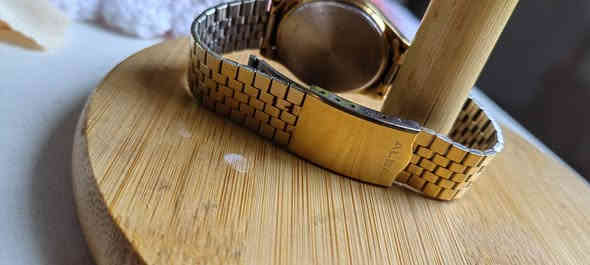 السلام عليكم ساعات كوارتز بالة للبيع باسعار مناسبة كلمن وسعره التواصل خاص او على الرقم *********** يوجد توصيل .
