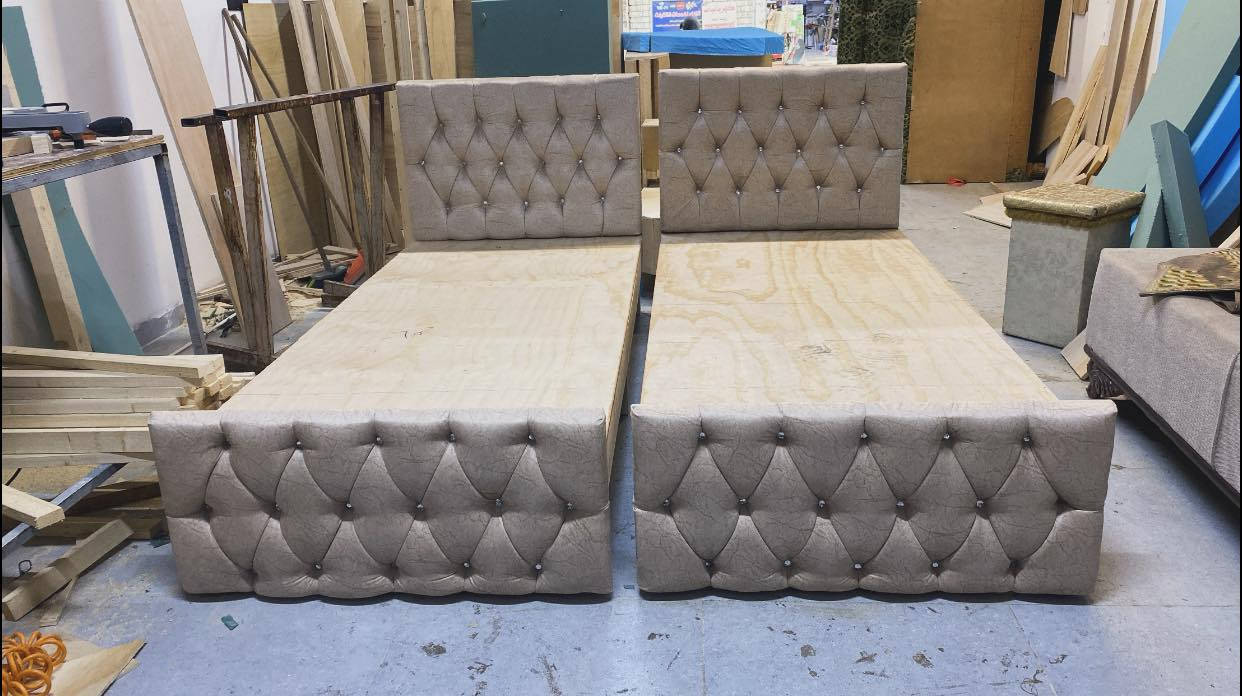 #بسعر مغري وتنافسي

� تخت عراقي للبيع مباشر من المعمل 📢 

✅ صناعة محلية متينة وبجودة عالية
✅ خشب قوي ومدعّم، يتحمل أوزان ثقيلة
✅ ظهر مبطن بألوان وأقمشة عصرية (اختيار حسب الطلب)
✅ أرجل خشب صلبة وثابتة عدد 6 ارجل

⚒️ متوفر قياسات وألوان حسب رغبتكم
🚚 خدمة توصيل متوفرة

📞 للاستفسار والطلب:اتصال او واتساب 
***********

***********

***********
