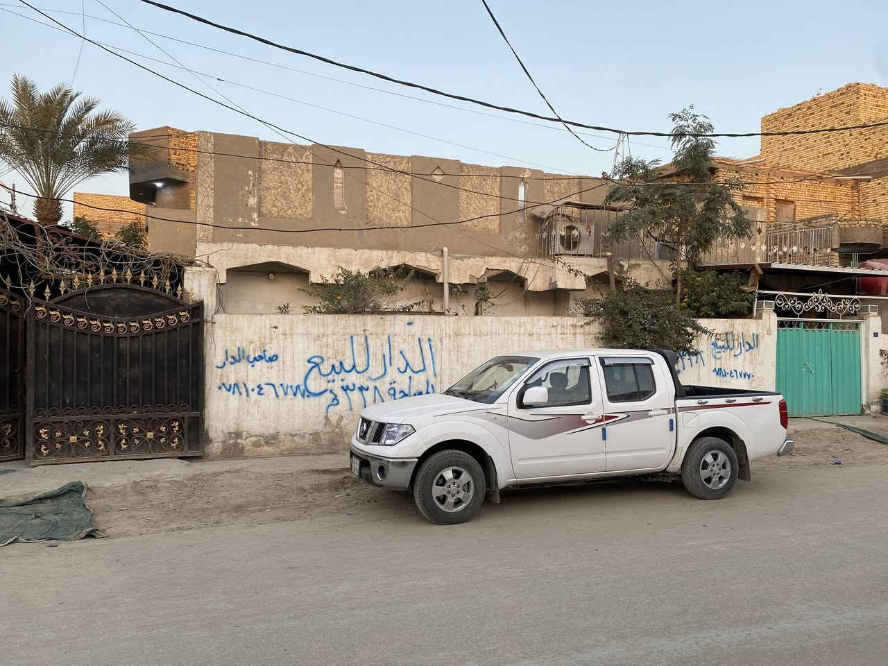 السلام عليكم ورحمة الله
دار للبيع 

 مساحة 338/م ركن 

حي الوحدة 
شارع تبليط قريب على مدرسة علي ابن ابي طالب'ع

كذلك قريب على الشارع العام (شارع الزهور)

يحتوي على 3 غرف + مطبخ +صالة+ حمام + كليدور +استقبال + حدايق عدد ثنين + صحيات اثنين 

 كراجات اثنين + ممرات حول البيت

للاستسفسار مراسلة الصفحة 

او الاتصال على الرقم ***********
