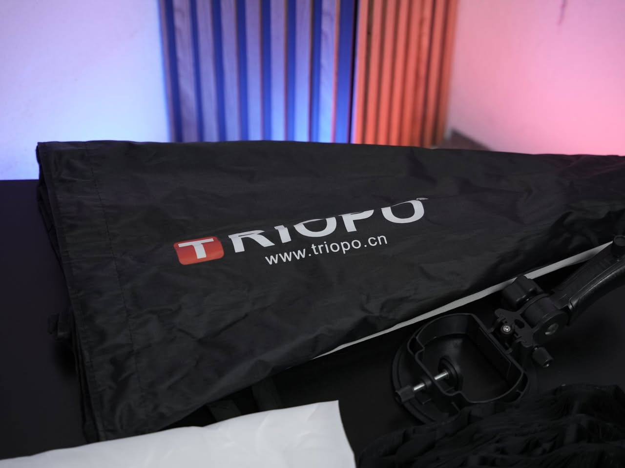 للبيع: سوفت بوكس Triopo Octagon احترافي (مقاس كبير 120 سم)
التفاصيل:
للبيع مشتت الإضاءة الشهير من شركة Triopo بالمقاس الكبير 120 سم، وهو الخيار الأمثل للمصورين الذين يحتاجون لإضاءة ناعمة جداً تغطي مساحة واسعة في تصوير البورتريه أو المنتجات.

المميزات:
الحجم: قطر 120 سم يمنحك إضاءة سينمائية ناعمة جداً وتوزيعاً احترافياً للضوء.

تصميم Octagon: شكل ثماني الأضلاع يعطي انعكاساً دائرياً جذاباً في عين الشخص المصور.

نظام المظلة: يتميز بسرعة فائقة في الفتح والإغلاق، مما يجعله مثالياً للعمل الميداني.

التحكم بالضوء: يأتي مع شبكة (Grid) لتوجيه الضوء بدقة ومنع تشتته، بالإضافة إلى قماش تشتيت داخلي وخارجي.

سهولة التثبيت: مزود بمقبض يدوي (Handle) مريح يتيح لك التحكم به يدوياً أو تثبيته على حامل الإضاءة.

التوافق: متوافق مع كافة أنواع فلاشات الكاميرا (Speedlights).

الحالة: (اذكر حالة المنتج، مثلاً: "ممتازة ومع كامل الملحقات الأصلية"). كالار, السليمانية


**إذا كنت صاحب هذا الإعلان وتريد حذفه لأي سبب، رجاءا أرسل رسالة إلى الدعم الفني**