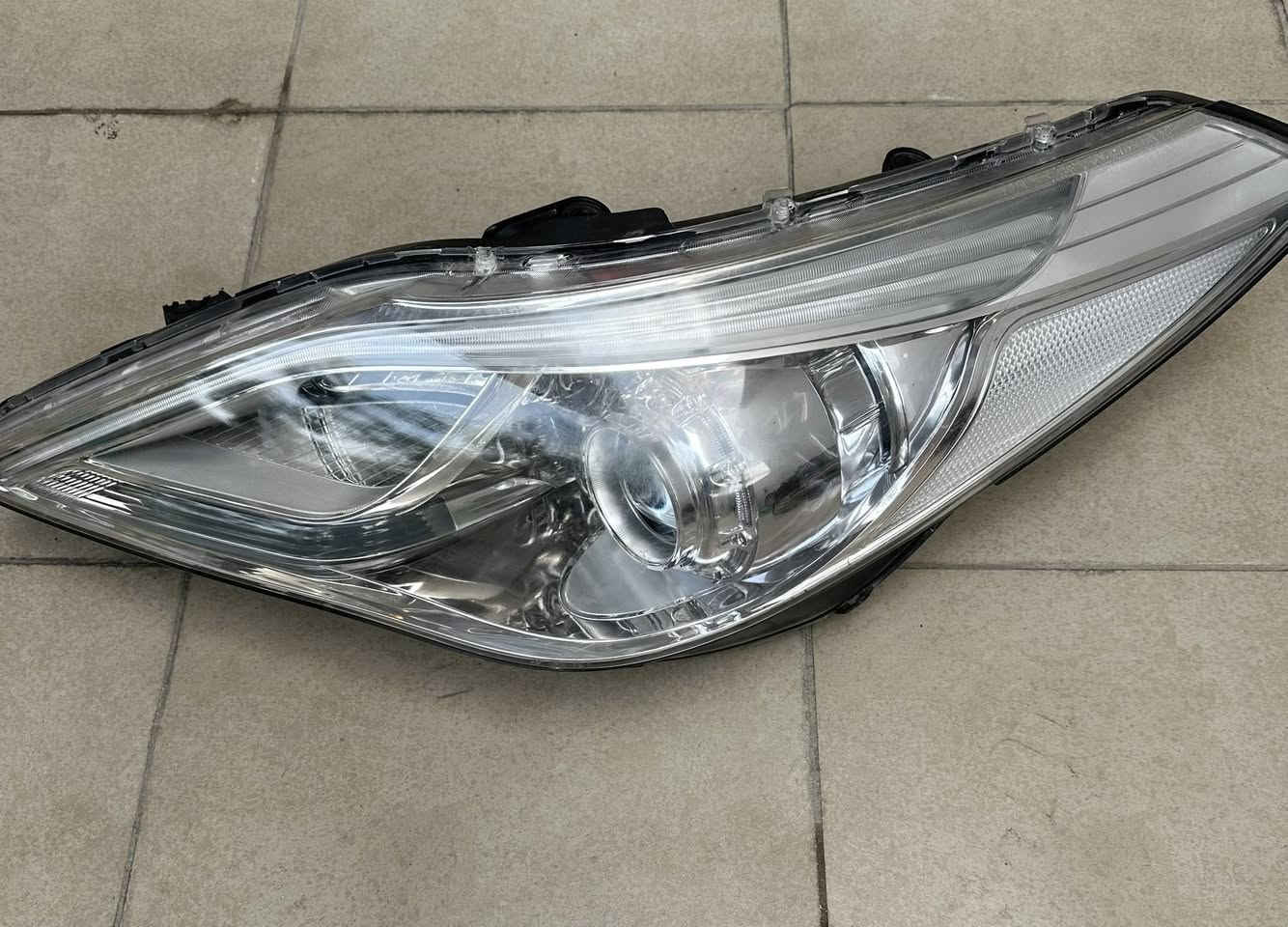 لايت ازيرا زنون و ماطور موديل ١١ الى ١٧ 
الحاجب عاطل ابيعلك ياه على انه جامة 
سعر ٧٥ الف 
*********** واتساب
