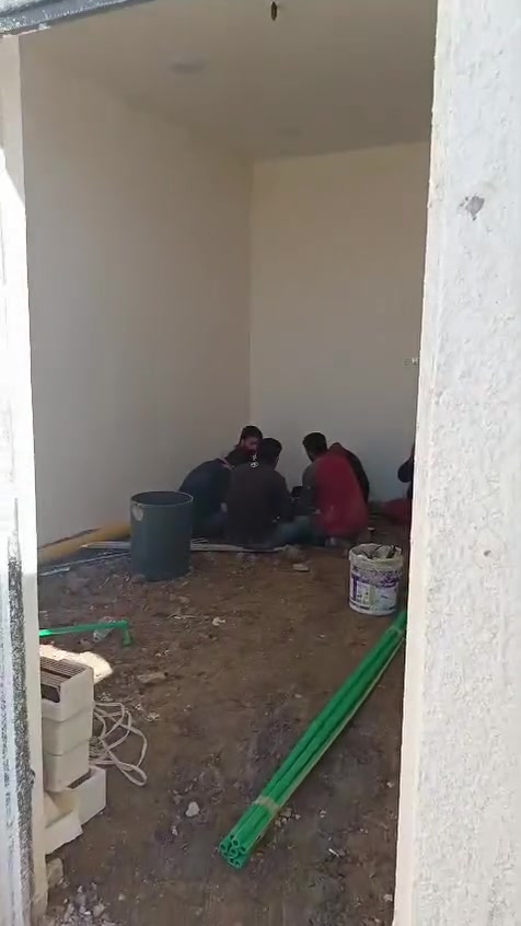 السلام عليكم بيت للبيع المساحه 100متر العنوان بغداد مدينة الصدر الحميديه شارع سيد عوده الاتصال ***********
