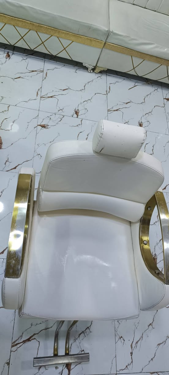 كراسي حلاقة عدد٢ للبيع + مرايات عدد ٢ والكومدي مالهن السعر كلهن 500الف جدد استعمال موسم واحد مكاني ديالى بعقوبة لتواصل *********** واتساب او اتصال
