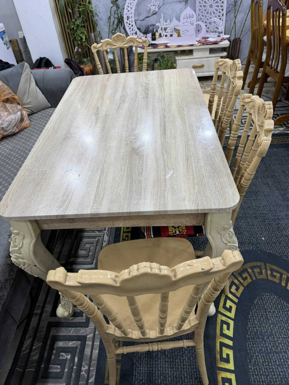 السلام عليكم ميز طعام للبيع نظيف جدا ٤ كراسي السعر ١٥٠ المكان الشرطه الخامسه ***********
