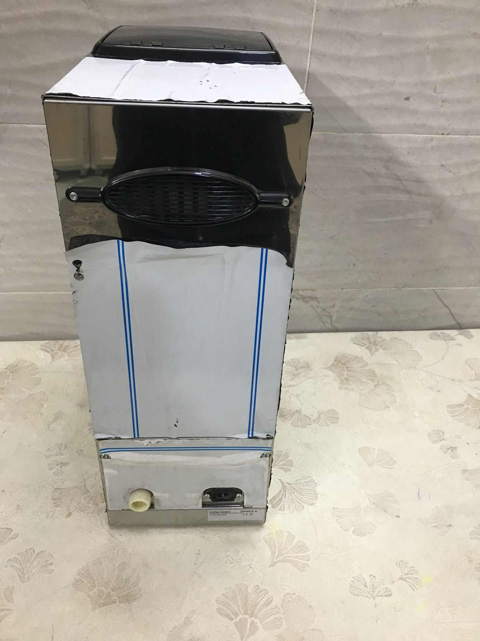 السلام عليكم محضرة قهوه سويدية جديدة (امريكانو) انتاجية للمقاهي والكافيهات  مع الترمز المكان بغداد للاستفسار المراسلة أو الاتصال ***********
