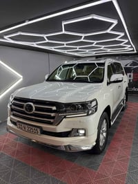 للبيع لاندكروز GXR 2017 وايت أدشن محرك V6   8 ايرباك   تحكم سرعة   دبل...