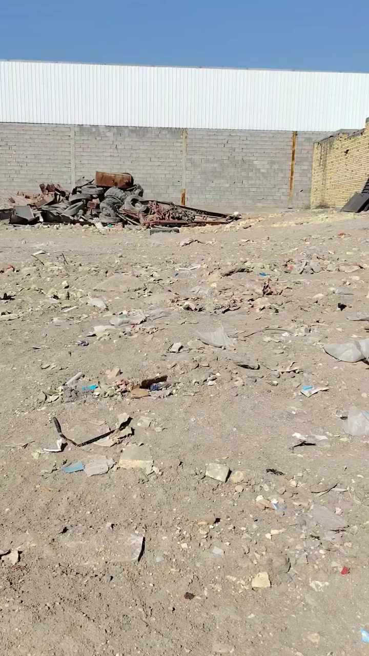 تبعد عن الصيطره ٥٠٠متر
خدمات ماء يصعد الصطح بدون ماطور
كهربائي باس شارع
خط سحب موجود
مدرسه ٢موجودات وحده يم النياز
وحده بل حبليه 
رقم ***********
