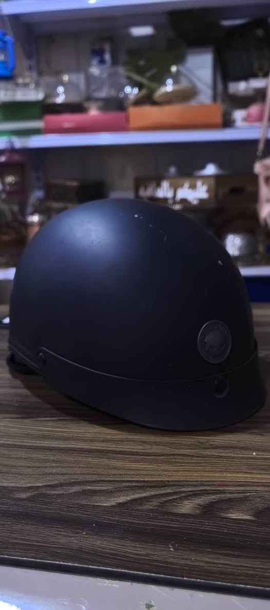 هذه خوذة نصفية (half helmet) من هارلي ديفيدسون بشعار جمجمة فولاذي ولون أسود مطفي.
تتميز بلمسة نهائية سوداء مطفية.

تشتمل على شعار جمجمة فولاذي على كل صدغ.

مزودة بواقي صغير وحزام ذقن بزر قابل للتعديل.

معتمدة من وزارة النقل (DOT).


**إذا كنت صاحب هذا الإعلان وتريد حذفه لأي سبب، رجاءا أرسل رسالة إلى الدعم الفني**