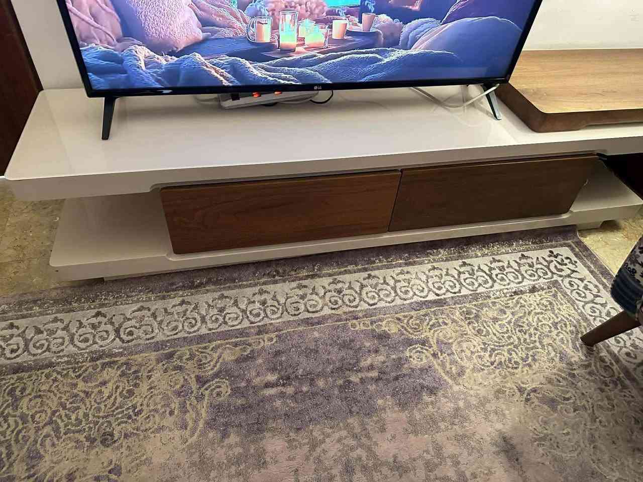 السلام عليكم غراض للبيع تخم ٨ مقاعد ب ٥٠٠ الف وميز تلفزيون ب ١٠٠ الف وتخم ثاني ٨ مقاعد ب ٤٥٠ الف وغرفه نوم نفر ونص ب ٤٥٠ الف المكان الغدير قرب افران رايحين الشمال رقم التلفون ***********
