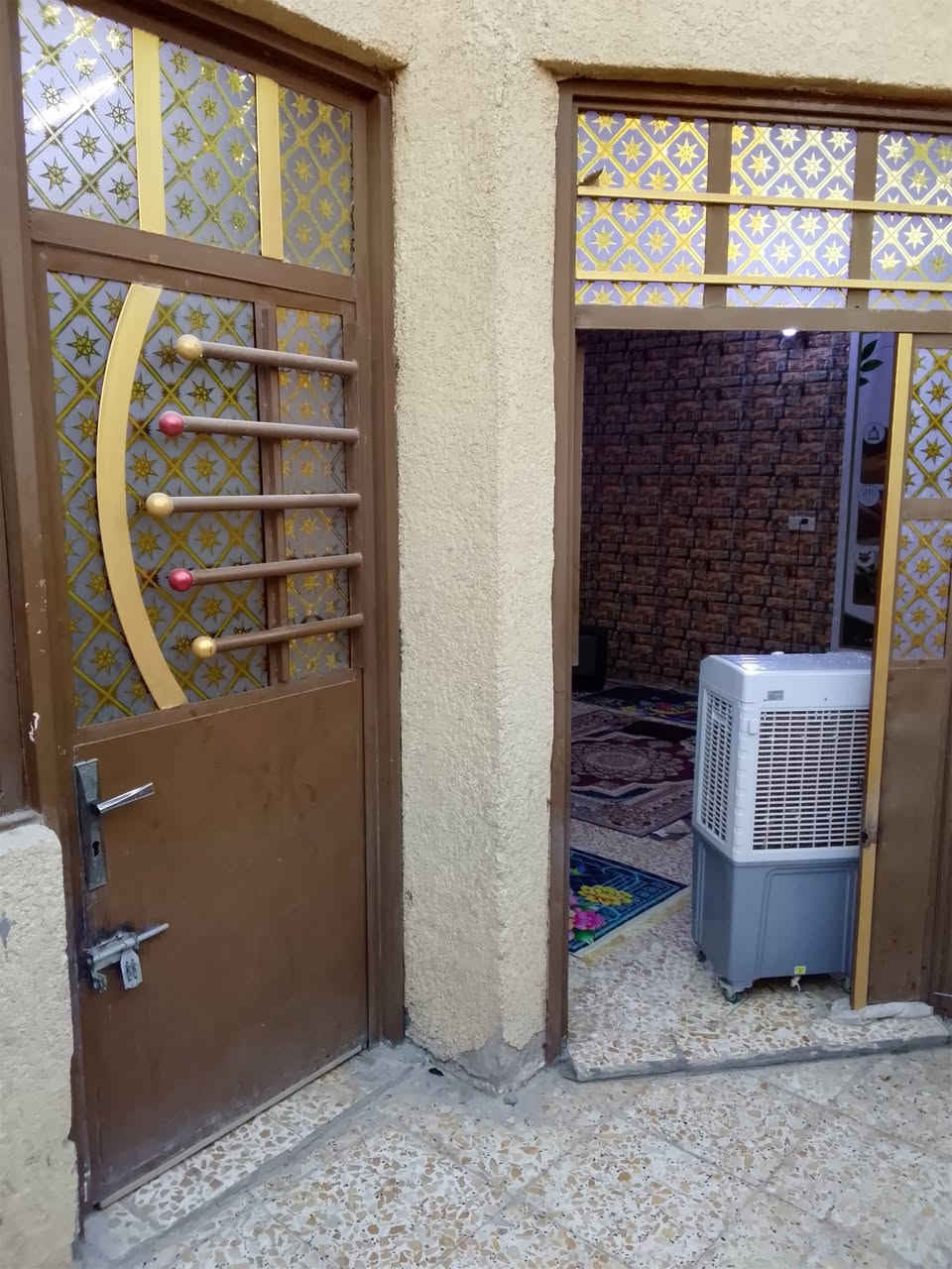 دار للبيع الوجه (13)م ونزال(14ونص) م مساحه تقريبآ(190)م  طابقين عالي عن شارع (خدمات كامله) 
غراف نوام عدد(4)  الغراف مساويه المساحه(4*5)م
صاله عدد (2)الطابق الاول (10*4)م وطابق الثاني (7*4)م
+مطبخ+ستقبال+حمامات عدد( 2) +بيتوانه +ترك بجانب البيت (3*14ونص)م لبيت كله سيراميك طابق الثاني شغل حديث الجدران جبسن وسقف تغليف جبسن
 سطح شتايكر مزفت كامل سعر 75 وبي مجال قليل
موقع حي طارق القديم فرع البانزي خانه المتروكه
*********** الرقم بي وتساب
