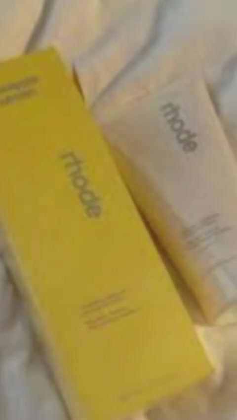 غسول الوجه اليومي Pineapple Refresh للعناية بالبشرة من شركة Rhode Skin التي أسستها هايلي بيبر. يتميز هذا الغسول بتركيبته المبتكرة التي تتحول من بلسم حريري إلى رغوة غنية، وهو مصمم لتنظيف البشرة بعمق وتجديدها. 

✅ الفوائد الرئيسية :-
حمض البوليجلوتاميك (PGA): مرطب فائق الفعالية يعمل على حبس الرطوبة داخل خلايا البشرة ومنحها مظهرًا ممتلئًا.
إنزيم الأناناس: مقشر طبيعي لطيف يساعد على إزالة الخلايا الميتة وتنعيم ملمس الجلد وتحسين نضارته.
مستخلص الشاي الأخضر: غني بمضادات الأكسدة التي تهدئ البشرة وتحميها من الإجهاد البيئي.
حمض الهيالورونيك المتطور: يوفر ترطيبًا ممتدًا يدوم حتى بعد غسل الوجه وشطفه. 

💢 نوع البشرة المستهدفة
المستحضر آمن ومناسب لجميع أنواع البشرة (العادية، الجافة، المختلطة، والدهنية)، بفضل تركيبته الخالية من العطور والكحول والمواد الكيميائية القاسية، مما يجعله مثاليًا للبشرة الحساسة أو المعرضة لحب الشباب.
#الاصلي أمريكي 🇺🇸💯
السعر ٩ الاف 
🚘 يوجد خدمة توصيل لجميع محافظات العراق ٤ الاف 🚘


**إذا كنت صاحب هذا الإعلان وتريد حذفه لأي سبب، رجاءا أرسل رسالة إلى الدعم الفني**