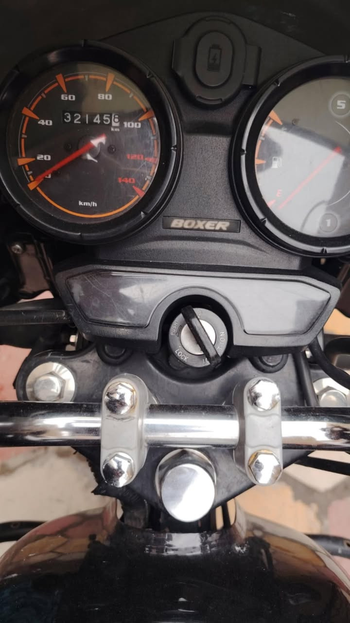 سلام عليكم
درجة بوكسر موديل 23 مرقم بسمي تحويل ثاني يوم مجفته مره وحده دراجه حلوه مرتبه مناقصها شي تجي شوفها شوف العين نقص بيها بس اشارها خلفيه

مكانها 
الامين الثانيه 
سعر 2450 بيها مجال تعال تدلل
رقم ***********
