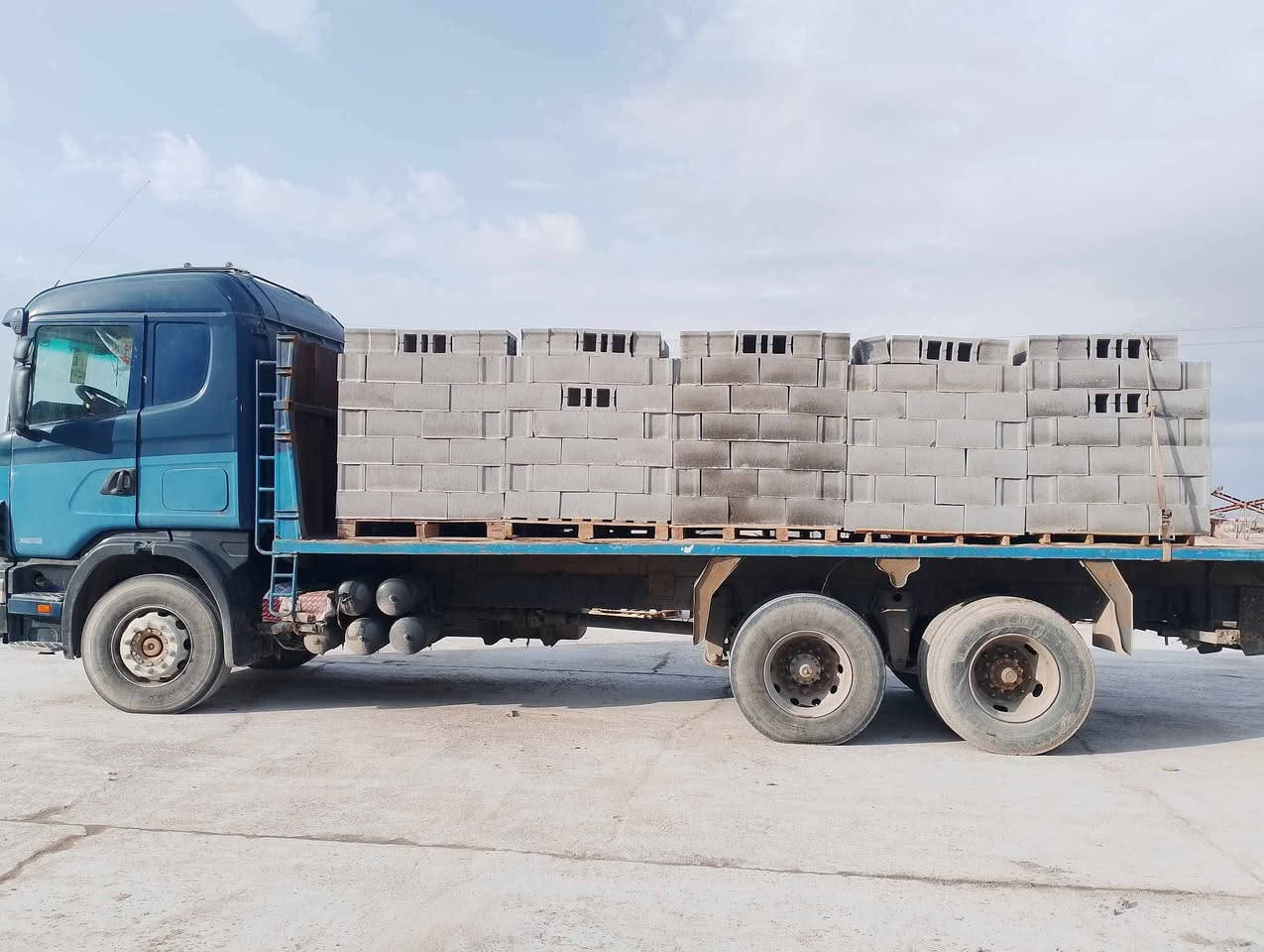 سلام عليكم سياره البيع شاصي سحال 
مكان بصره زبير ***********
