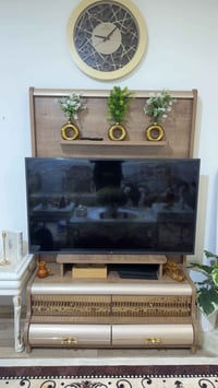 ميز تلفزيون • للبيع