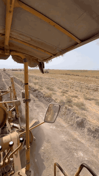 سلام عليكم 
المرحله الأولى بمباشرا العمل 
تسويه التربه 
تسقيط المساحه 
تثبيت الحدود. 
إضافه. جلمود وسبيس وحدل قبل صب الشريطي. 
🫶🫀
المساحه الكليه 10 دونم 

***********
***********
