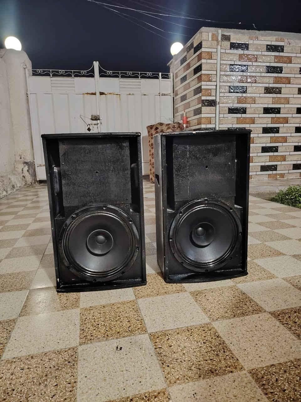 زوج سماعات صب حجم 12 انج نقصهن بس مشبج الامامي ابيع هيج لبب جدد يخبلن صوت ونقاوه فول مكاني حله محاويل متواجد واتساب ***********
