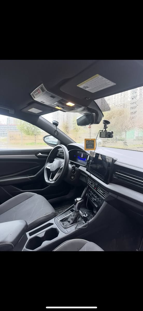 Jetta sport 2025
رەنگی شینە نوێکەیە 
دو دەرگای سبوخە لەگەل بستەک چاملغی سبوخە
بێ ژورێ و بێ ئێرباگ شانیشی نەتەقیوە 
60.000 km 
کوشین گەرم 
پێش و پشت رادار 
سەیارەکە شوتەی سپۆرت ی بۆ بەستراوە 
سیستەم گزۆز کۆنترۆل کۆراسای بۆ بەستراوە 
سەیارەکە رەقەم کراوە هەولێرە 
***********
