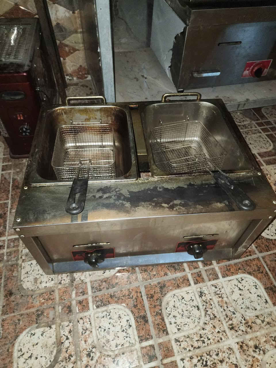 غراض مطعم  للبيع  كلشي نضيف واستخدام قليل بس يرادلهن غسله مرتبه عنوان فلوجه الي يعجبك يوصلك وين ماجنت وكروه حسب الاتفاق 
وعندي نواعم هواي وعندي بلانكات كل الاحجام ومصافي للبلانكات كلشي وسعر اخذ سكرين وتعال واتساب ***********
