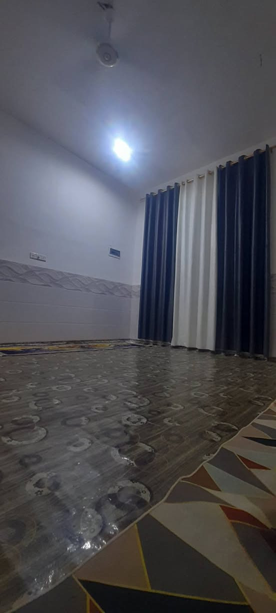 سلام عليكم دار سكن للبيع بناء حديث لبيت متكون من غرفتين نوم وصاله وستقبال ومطبخ لبيت جاهز لسكن مساحه 255 معه طرمه كبير لبيت طابو زراعي حي الكرار نهايت شارع 30   لتفاصيل عله تصال ***********
