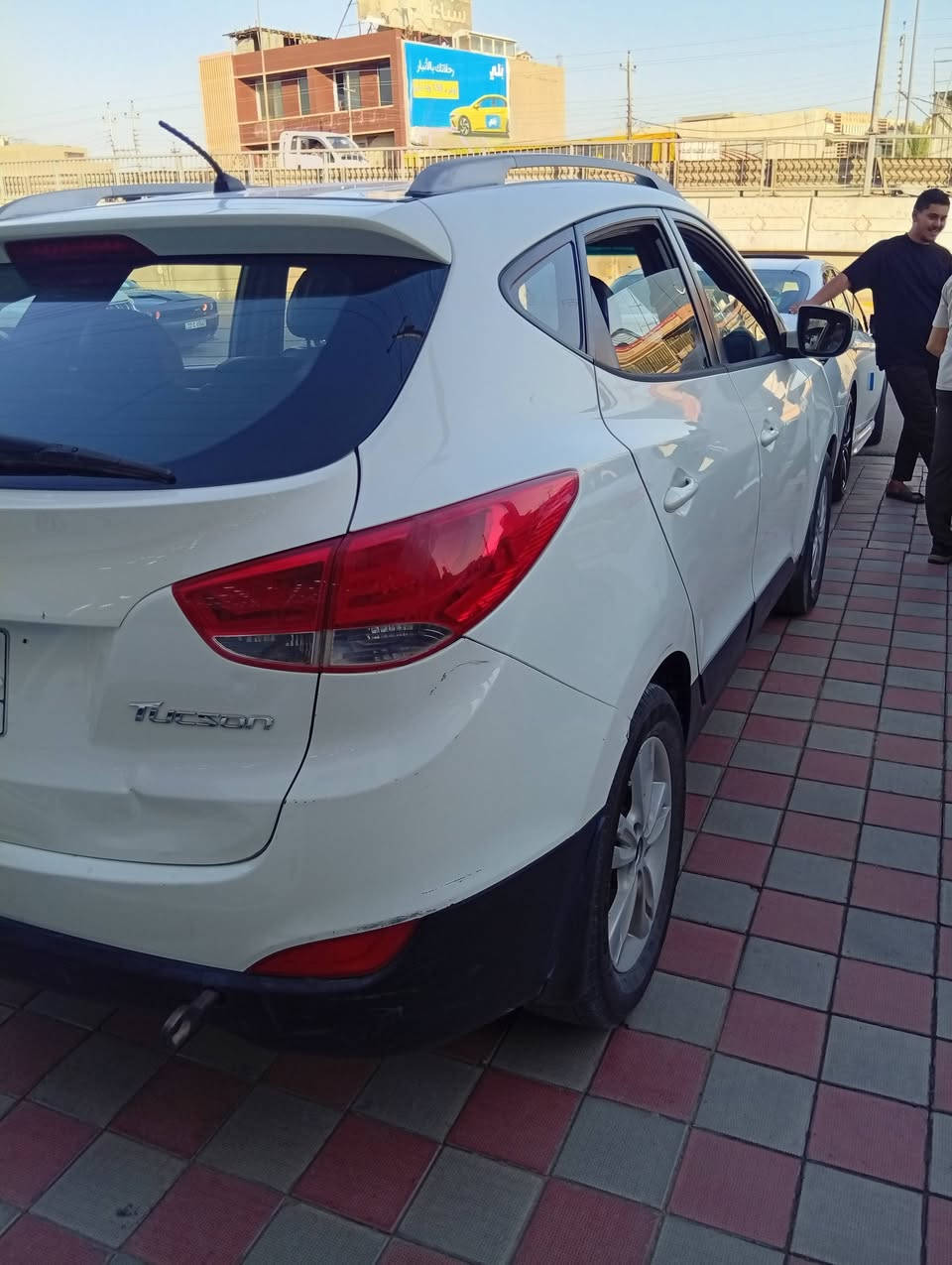 توسان خليجي موديل 12 لون ابيض غير محدد
السعر 140 $ 
مكفولة من الصبغ بيها طخة بسيطة بالجطنة 
الك
مكانها الفلوجة 
موبايل ***********
 📱  ***********
