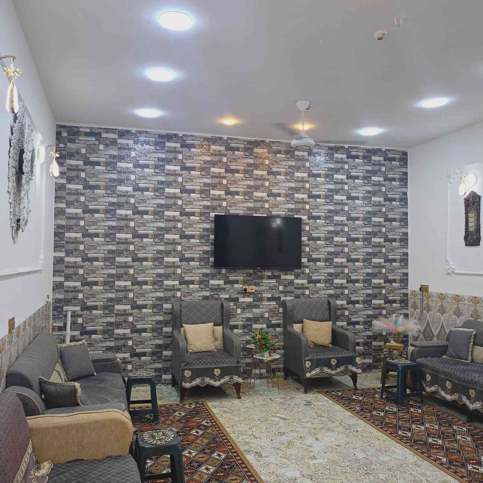 بيت للبيغ مساحة ،230 مرقم بلديه عقد 25 يحتوي على غرف نوم 2 وهول واستقبال ومطبخ وحمام داخلي وصحيات خارجية  وترك داير البيت وكراج سيارة كبير  بنزلة بيت خليفه الاتصال على الرقم ***********
