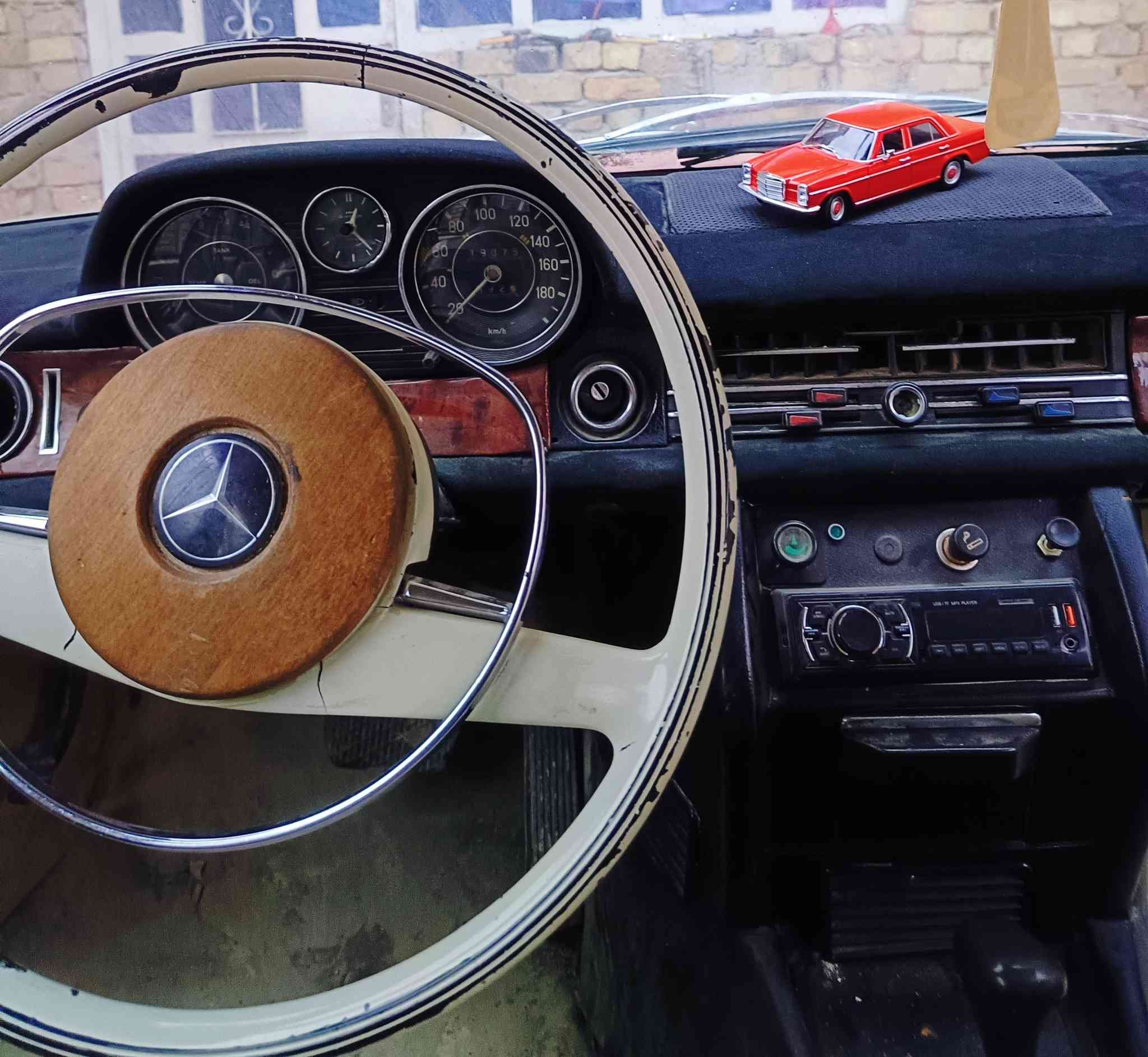 مارسيدس كفائات موديل ٧٥ رقم بغداد دولي مميز على موديلها محرك ٤ سلندر كير اوتو مكفولة من كير ومحرك وحدادية وبور استيرن ...رايدها ب ٦٧ ورقة مكاني بغداد جديدة ***********
