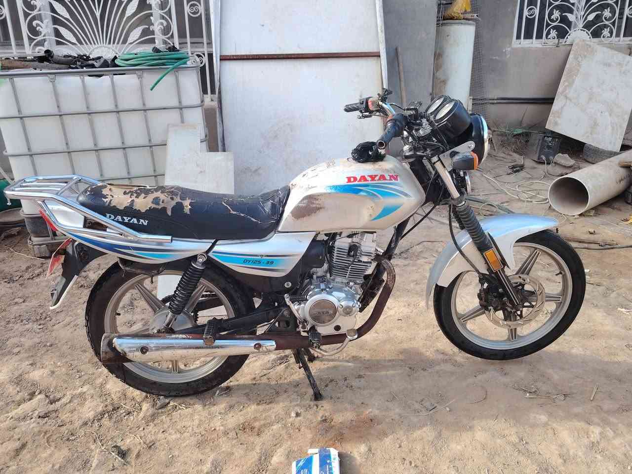 السلام عليكم داوين كلك مكفول مديل 22مكينه برغي مامفتوح بيها  بيها نواقص اشاير خلفيه وقبق تانكي كامله دراجه متروكه مكاني كربلاء شارع النجف ب550وبيها مجال ***********2و***********
