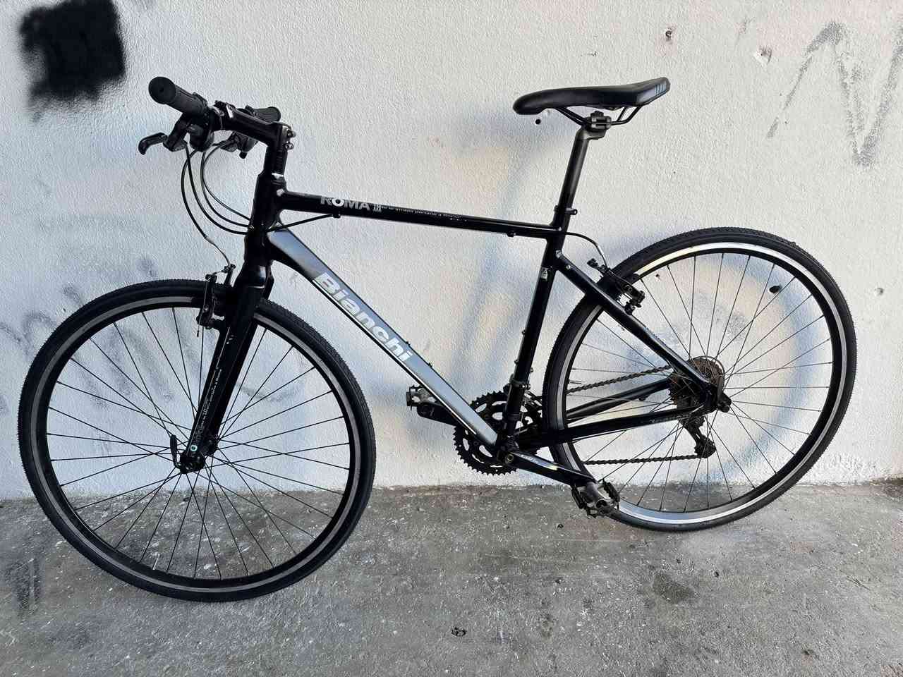 السلام ً عليكم ً اخوانيً الغواليً عندي هذيً 700
حجم 28 قياس M فريم 50 ماركة (Bianchi)
غني عن التعريف ماركة ايطالي الصنع معدنه المنيوم 
سستم شيمانوا كلاريس 2/8 ناقل اماميً خلفيً 
كلاريس الدراجة كلش نظيفة شكد متصور نظيفة 
عل وضع البلادي ختم واحد سعرهاا 250 الف 
وبي مجال بصيط عنواني موصل تتوفر خدمة 
توصيل لجميع محافظات العراق وتحياتي للجميع


**إذا كنت صاحب هذا الإعلان وتريد حذفه لأي سبب، رجاءا أرسل رسالة إلى الدعم الفني**